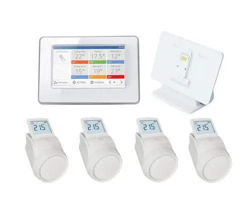 Ein digitales Heizungsregelungssystem mit einem zentralen Touchscreen und vier thermostatischen Heizkoerperventilen.
