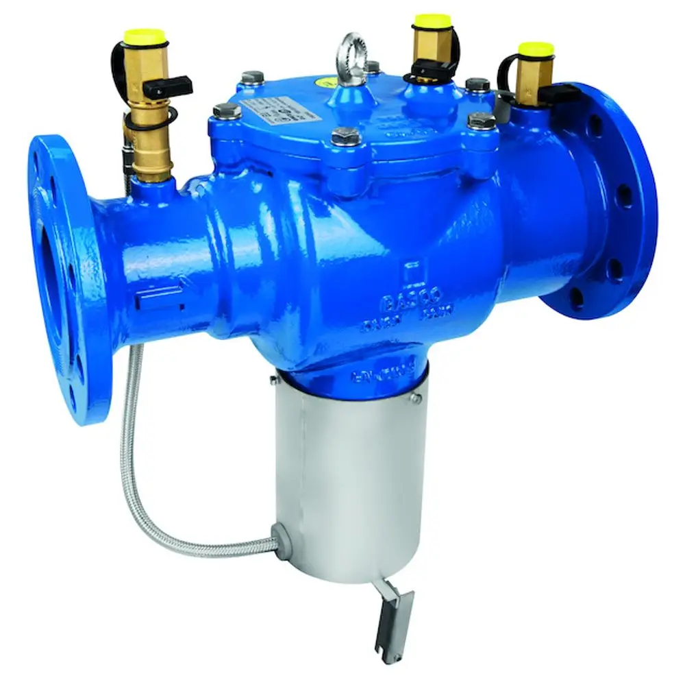 Systemtrenner aus sphäroguss mit blauer Beschichtung und mehreren Anschlüssen, installiert in einer Rohrleitungsumgebung. Produkt von Resideo.