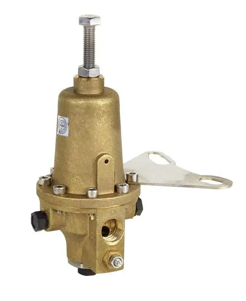 Messing-Wasserdruckregler mit verstellbarem Druck, montierbar an einer Metallhalterung, mit mehreren Anschlüssen für Wasserleitungen.