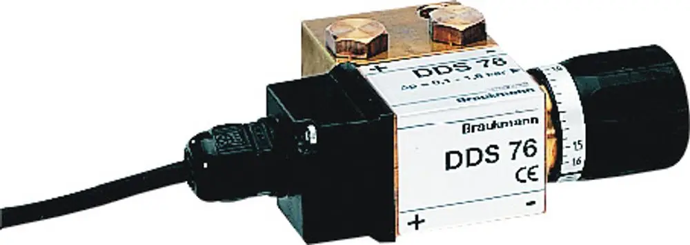 Differenzdruckschalter von Resideo mit Kunststoffgehäuse und Verbindungskabel, ausgestattet mit Einstellrad zur Druckregelung.