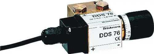 Differenzdruckschalter von Resideo mit Kunststoffgehäuse und Verbindungskabel, ausgestattet mit Einstellrad zur Druckregelung.