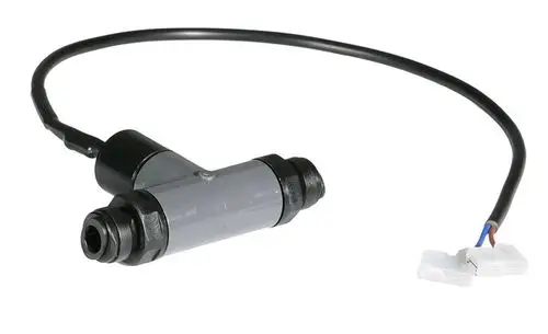 Kompakte Desinfektionseinheit mit schwarzem Gehäuse und Kabel, geeignet für Anwendungen in kombinierten Heizungs- und Trinkwassersystemen von Resideo.