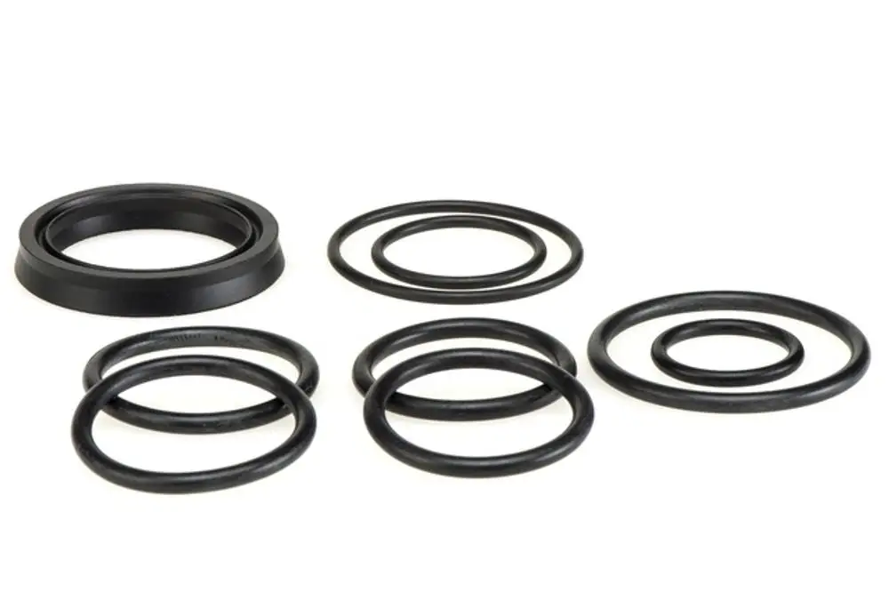 Dichtungen in verschiedenen Größen, hauptsächlich schwarze O-Ringe und eine Abdeckung, passend für Resideo Produkte, zur Anwendung in Dichtungsanwendungen.