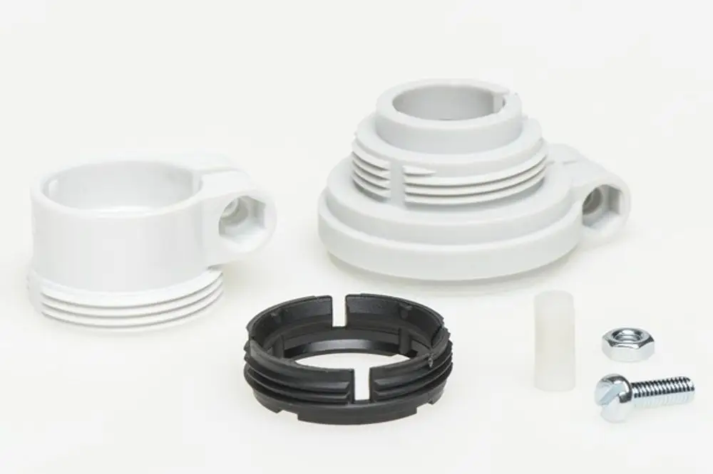 Adapterteile aus weißen und schwarzen Materialien, geeignet für die Montage von Danfoss Thermostatventilen, inklusive Schrauben und zusätzlicher Verbindungselemente von Resideo.