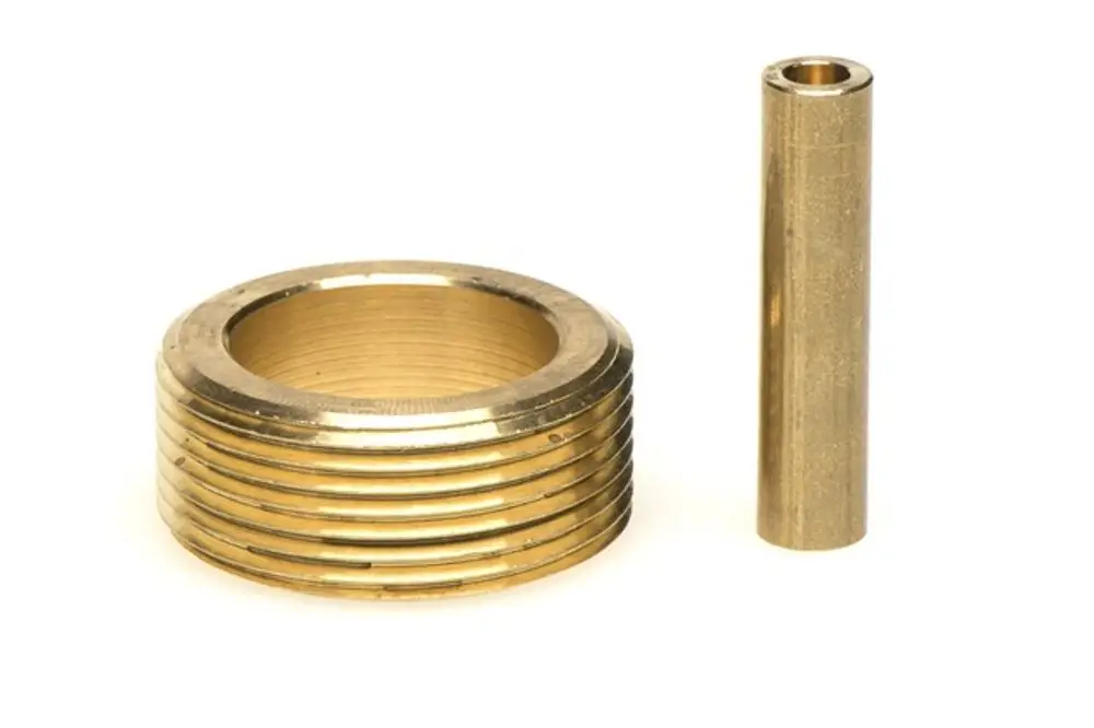 Goldfarbener Adapter mit einer flachen, gewellten Außenseite und einem zylindrischen Verbindungselement. Für den Einsatz in Heizungsanwendungen von Resideo geeignet.