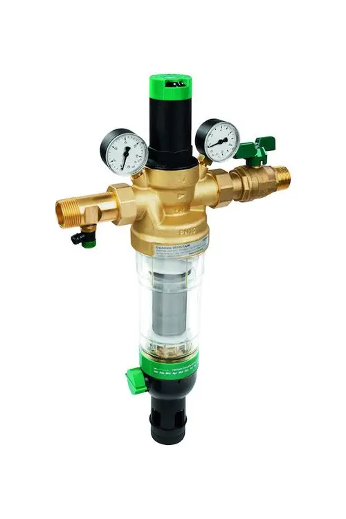 Hauswasserstation mit transparentem Gehäuse und Druckanzeigen, ausgestattet mit Ventilen. Produkt von Resideo zur Regulierung und Kontrolle von Wasserflüssen.