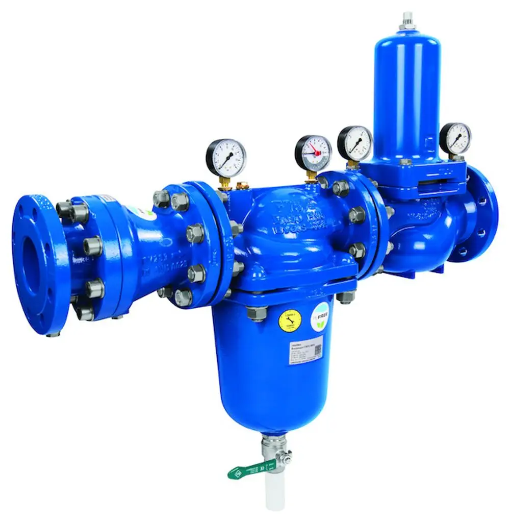 Blaue Wasserstation mit zwei Manometern, Rückspüleinheit und Anschlüssen, hergestellt von Resideo. Geeignet für die Filtration und Druckregulierung in Wasseranlagen.