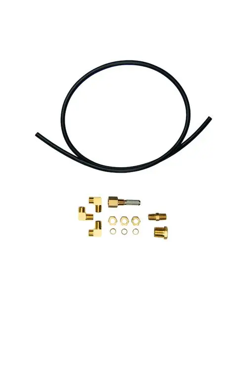 Schwarzer Schlauch mit goldenen Metallfittings, darunter verschiedene Winkelelemente, Unterlegscheiben und Muttern für Wasserinstallationen.
