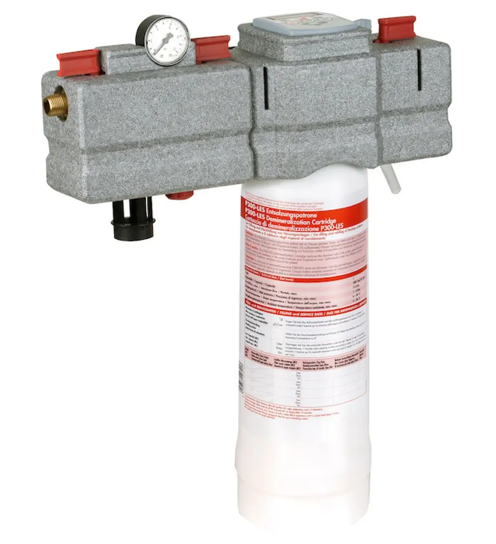 Entsalzungssystem von Resideo mit Manometer und Anschluss. Der zylindrische Behälter enthält eine Demineralisationspatrone für Wasseraufbereitung.
