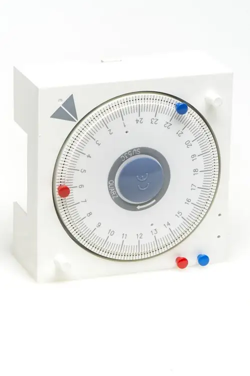 Weißer Quarz-Schaltuhr von Resideo mit analoger Skala und dreifarbigen Markierungen für Zeit- und Betriebsmodi, in rechteckiger Form.
