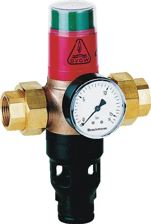 Rohrtrenner mit Druckregler und Manometer. Messgerät zeigt den Druck an. Kunststoff- und Metallteile kombiniert. Produkte von Resideo sind in der technischen Installation verbreitet.