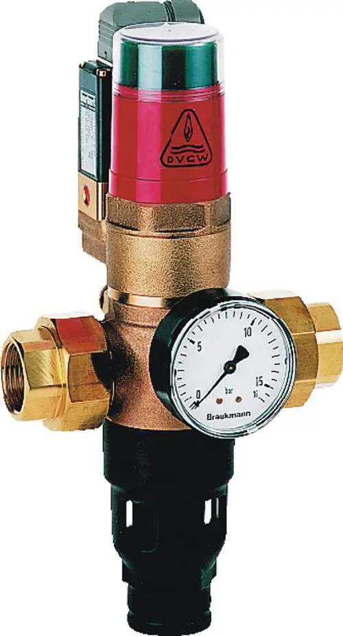 Rohrtrenner mit Magnetventil, gefertigt aus Rotguss. Integrierter Druckmesser zeigt den Betriebsdruck an. Produkt von Resideo.