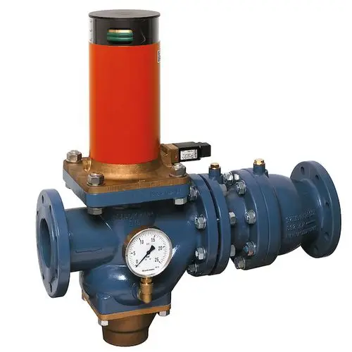 Rohrtrenner in Grauguss mit pulverbeschichteter, blauer Oberfläche. Ausgestattet mit Druckmanometer und elektrischem Anschlussteil, hergestellt von Resideo.