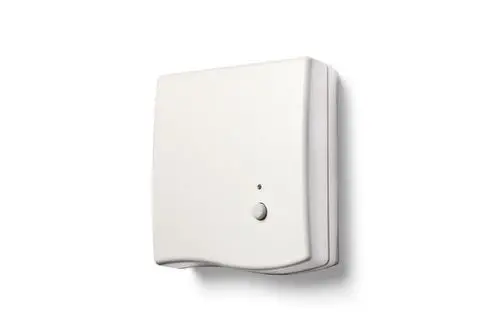 Weißes Raumthermostat mit einer runden Taste und einer kleinen LED-Anzeige, montiert an einer Wand.