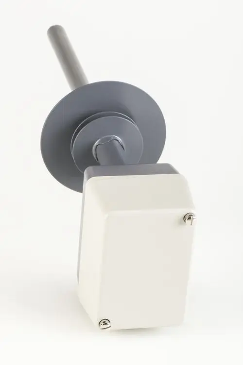Temperatursensor mit grauem Halter und einem weißen Gehäuse, montiert auf einer verchromten Stange, auf hellem Hintergrund.