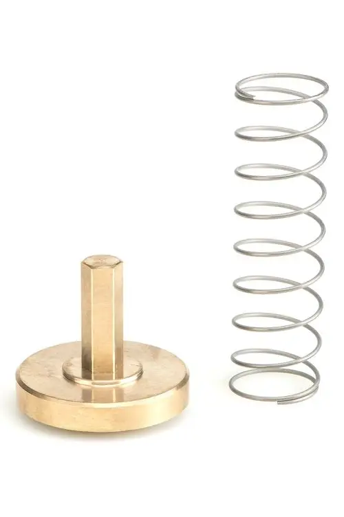 Runde Metallbasis mit sechseckigem Stift und einer spiralförmigen Feder daneben, geeignet für den Rückflussverhinderer von Resideo, Systemtrenner BA295STN-11/2C.