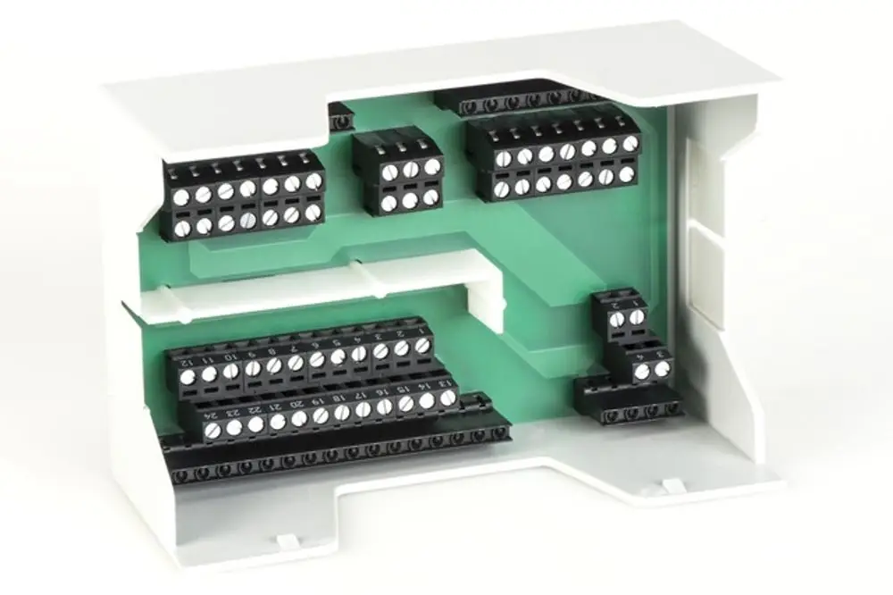 Innenansicht eines Montageblocks von Resideo mit mehreren Anschlussklemmen für elektrische Verkabelungen in einem kompakten Gehäuse.