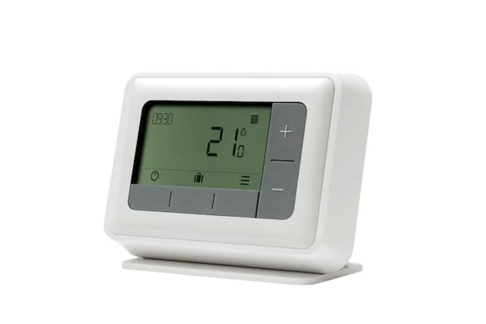 Raumthermostat in Weiß mit digitalem Display von Resideo, zeigt die aktuelle Temperatur an, ausgestattet mit Bedienelementen zur Einstellung.