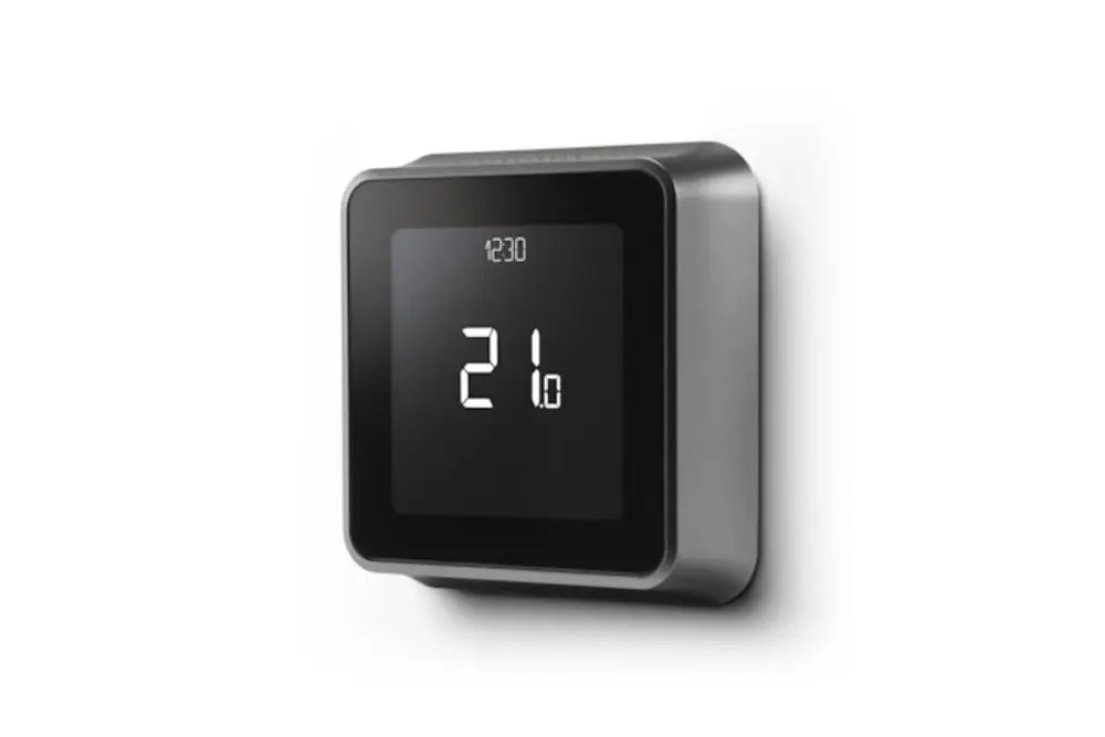 Raumregler von Resideo in Schwarz, mit digitaler Anzeige der Temperatur auf einem rechteckigen Display, zur Wandmontage geeignet.