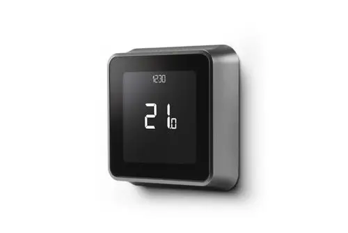 Raumregler von Resideo in Schwarz, mit digitaler Anzeige der Temperatur auf einem rechteckigen Display, zur Wandmontage geeignet.