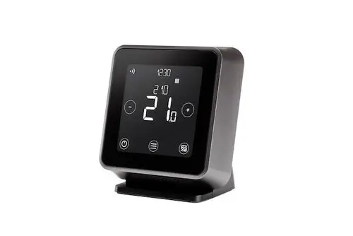 Raumregler von Resideo mit digitalem Display und Tasten zur Temperatureinstellung, auf einem stabilen Standfuß, in schwarzer Ausführung.