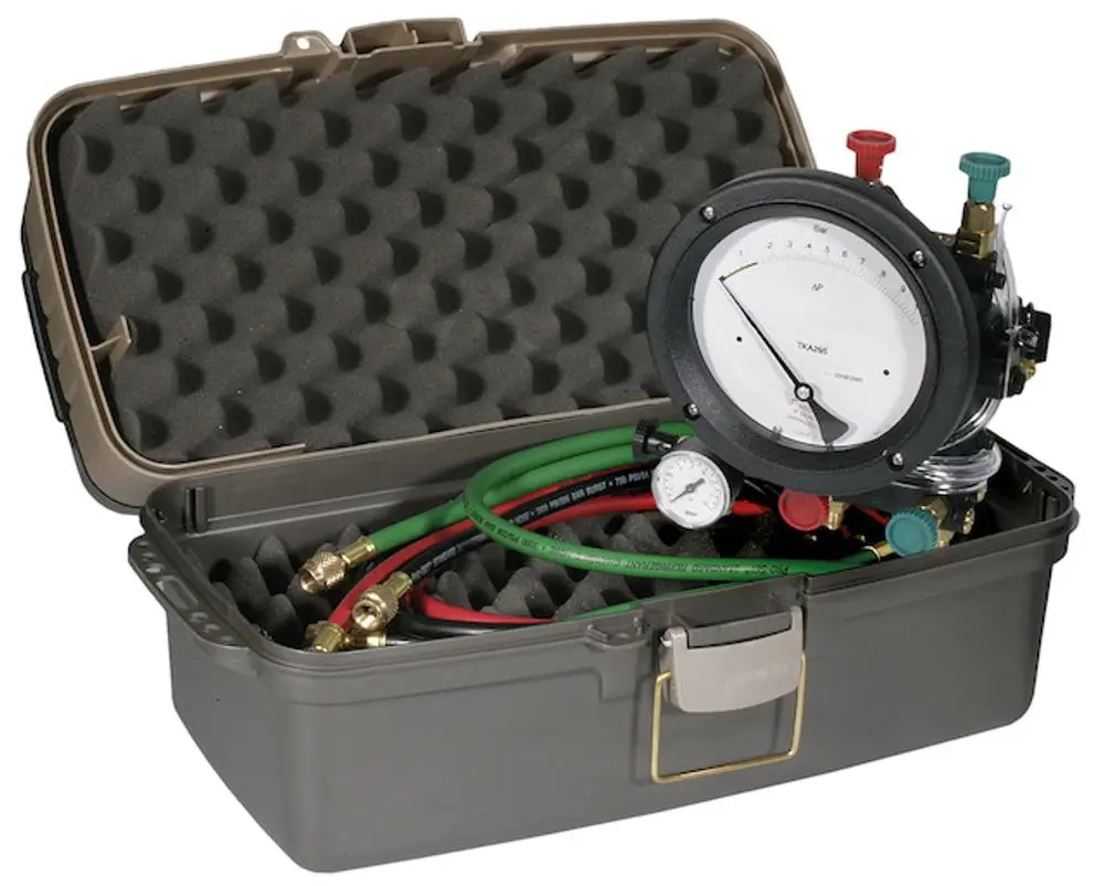 Druckprüfset in grauer Box von Resideo mit Manometer, Anschlüssen und farbigen Schläuchen für Druckprüfungen in Heizsystemen.
