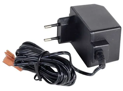 Schwarzer Transformator von Resideo mit zwei Steckdosenpins und einem Kabel, das mit zwei Verbindungsklemmen endet.