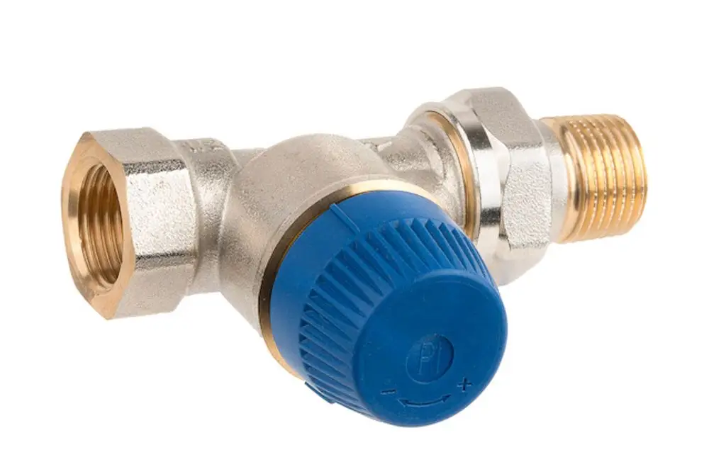 Thermostatventil von Resideo aus vernickeltem Messing mit einem blauen Einstellknopf und zwei Anschlussgewinden für die Regelung des Wasserdurchflusses.