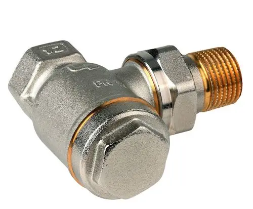 Ein verchromtes Heizkoerperventil mit einem abgewinkelten Anschluss und einem goldenen Gewinde. Ideal für die Installation von Heizkoerpern.