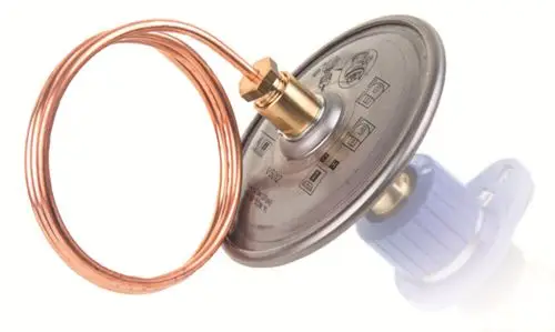 Membranregler von Resideo mit einem Metallgehäuse und einer Kupferleitung, geeignet für Anwendungen mit einem Druckbereich von 0,1 - 0,3 bar.