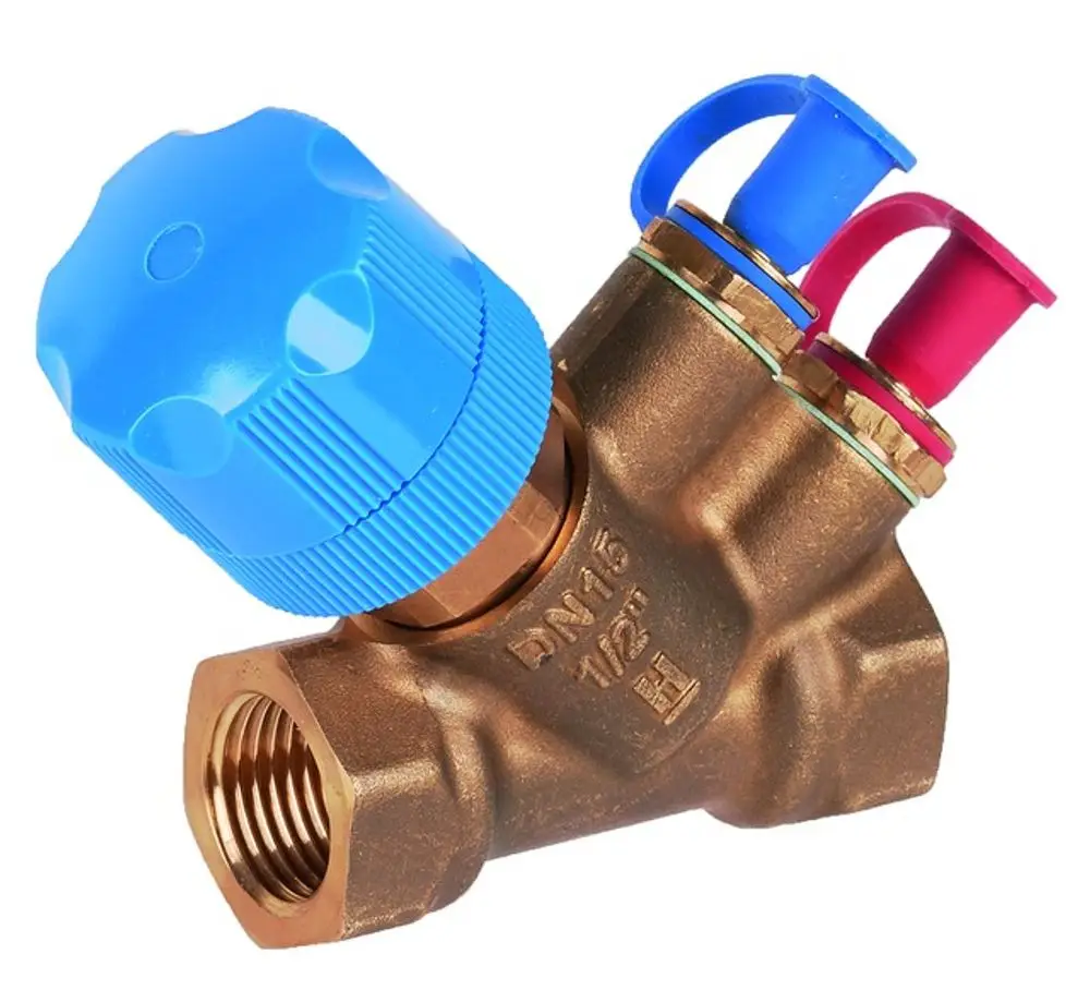 Bronzeventil von Resideo mit blauer und roter Drehknopf-Regelung, Anschlussgewinde auf der unteren Seite. Das Ventil hat zwei seitliche Anschlüsse.
