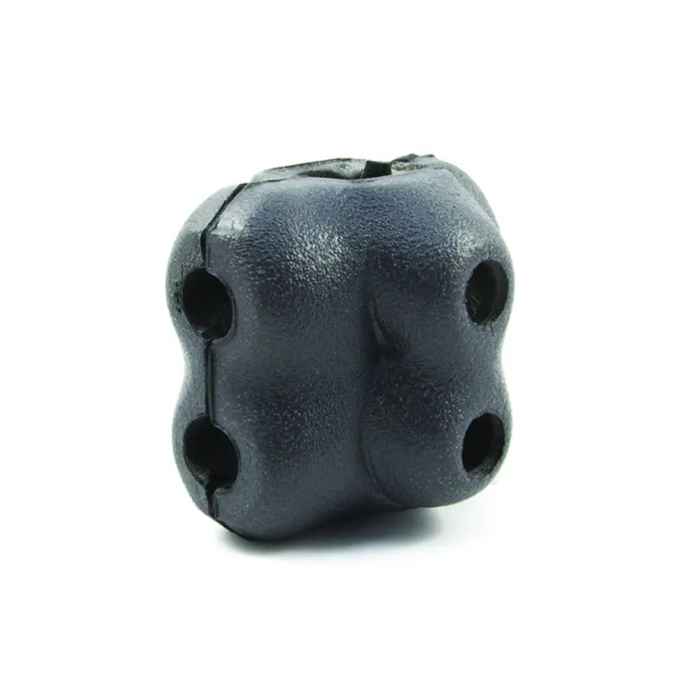 Schwarze Dämmschale mit zwei Löchern, hergestellt von Resideo. Das Produkt ist kompakt und hat eine strukturierte Oberfläche. Ideal für die Isolierung von Rohrleitungen.