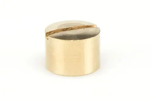 Kreisförmiges Metallteil in Goldfarbe mit einer durchgehenden Nut auf der Oberfläche, möglicherweise für einen Mechanismus von Resideo-Produkten.