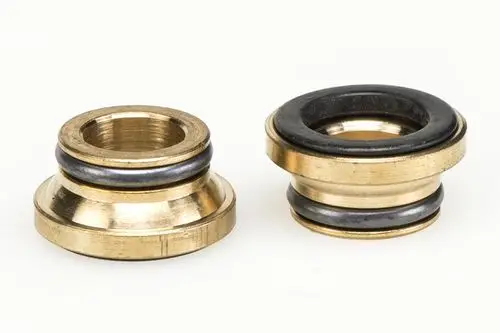 Einlegekonus aus Metall mit Dichtungen, hergestellt von Resideo. Zwei Varianten sind abgebildet, die jeweils auf der Unterseite eine Öffnung aufweisen.