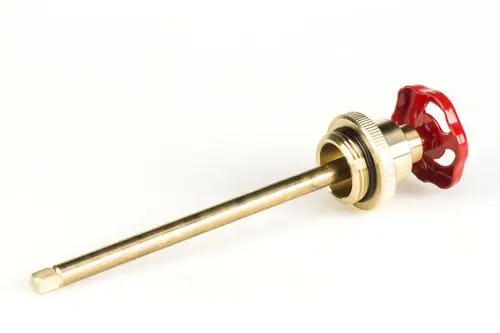 Resideo Spindel mit rotem Griff und metallischem Körper, geeignet für Montagegeräte. Der Griff dient zum Regulieren des Wasserflusses.