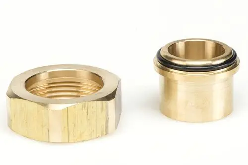 Zwei Messingkomponenten: Eine Überwurfmutter mit Innengewinde und eine Tülle mit O-Ring, beiden geeignet für Montagegeräte von Resideo.