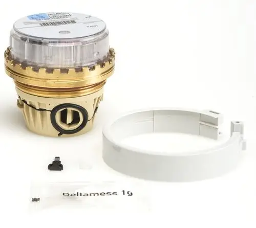 Wasserzähler mit transparentem Deckel und goldfarbener Basis, daneben ein weißer Adapterring und ein Beutel mit Deltamess, Marke: Resideo.