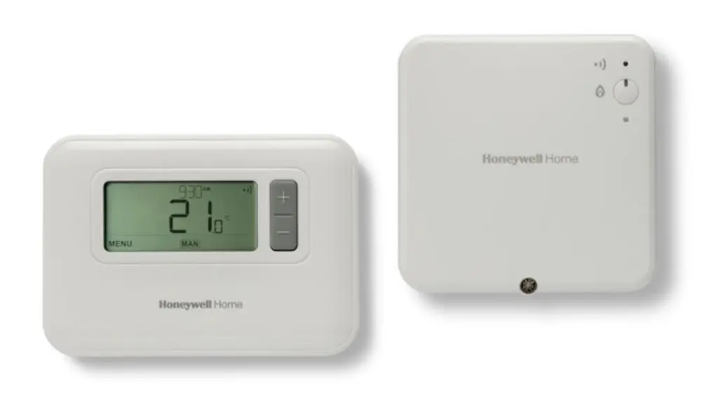 Weißes Raumthermostat mit digitalem Display und Tasten, verbunden mit einer Empfängerbox. Beide Geräte stammen von der Marke Resideo.