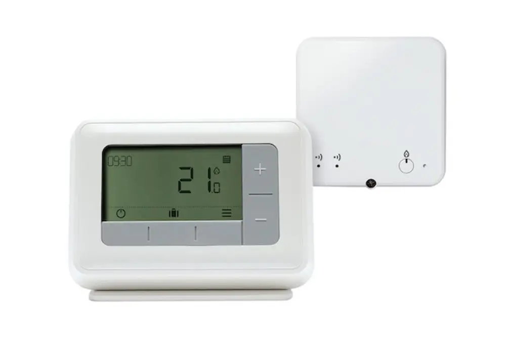 Raumthermostat in Weiß mit digitalem Display und Tasten für Temperatureinstellungen, verbunden mit einer Empfängerbox, produziert von Resideo.