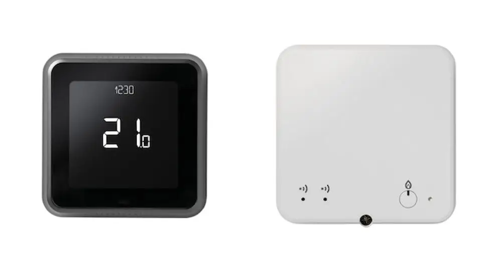 Raumthermostat in anthrazit mit digitalem Display, zeigt Temperatur an. Ausführung von Resideo, geeignet für Smart Home Anwendungen. Zwei Tasten und LED-Anzeigen vorhanden.