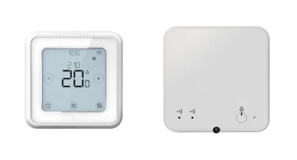 Raumthermostat von Resideo in Weiß mit digitalem Display und Tasten zur Temperatureinstellung, verbunden über WLAN. An der Seite sind Statusanzeigen und ein Bedienelement.