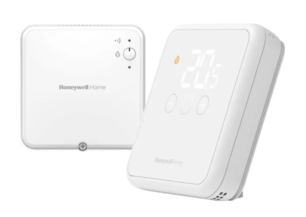 Weißer Raumthermostat von Resideo mit digitaler Anzeige und Regelknöpfen. Thermostat zur Temperaturregelung, montiert an einer Wand.