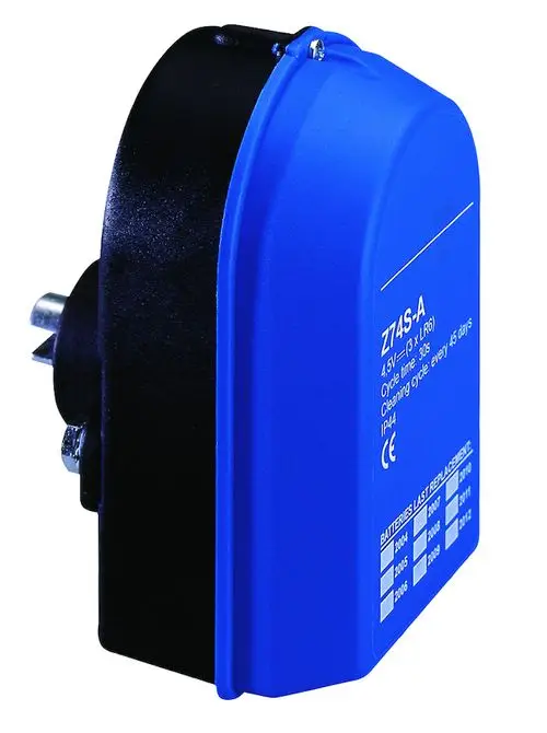 Rückspülautomatik von Resideo, genormte Bauform mit einem blauen Gehäuse und einem schwarzen Anschlussbereich. Angaben zu Batterien und IP-Schutzklasse sind sichtbar.