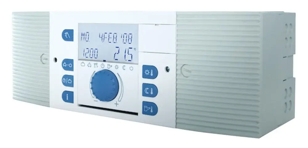 Heizungsregler in weißer Farbe mit digitalem Display und Bedienelementen, montiert an der Wand. Anwendungsbereich für Heizsysteme, Hersteller: Resideo.