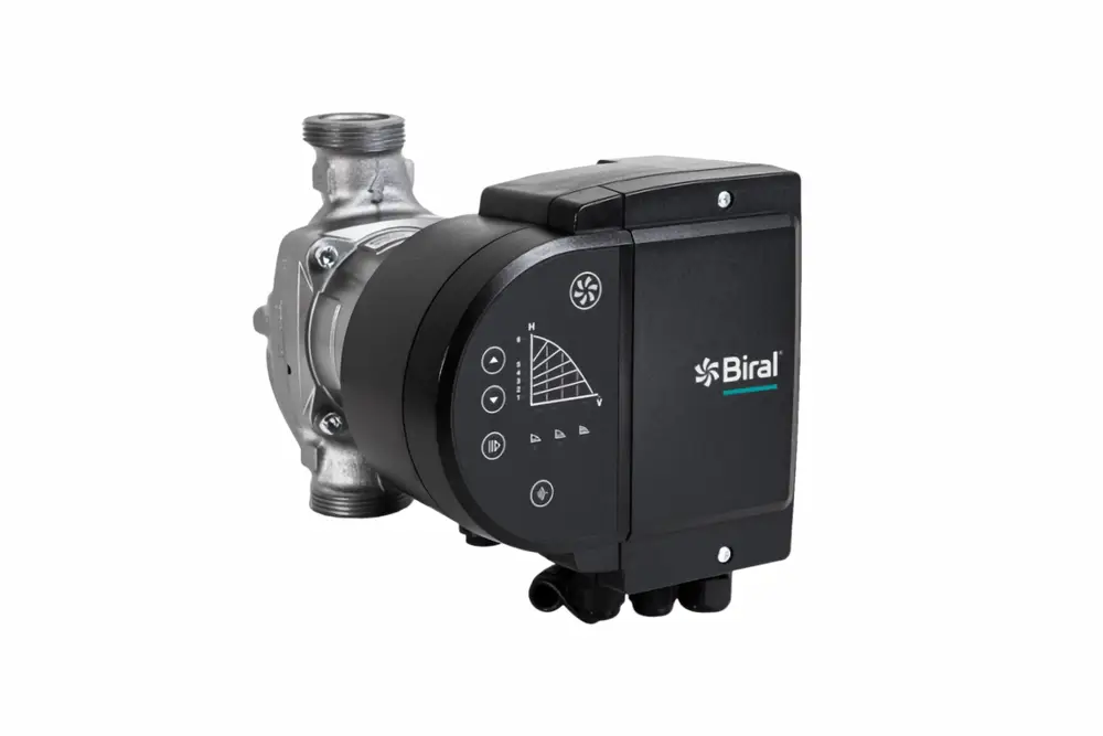 Kompakte Pumpe mit schwarzem Gehäuse und Steuerungsdisplay von Biral, geeignet für Heizungs- oder Wasserversorgungssysteme, mit Anschlussmöglichkeiten an beiden Seiten.
