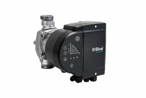 Kompakte Pumpe mit schwarzem Gehäuse und Steuerungsdisplay von Biral, geeignet für Heizungs- oder Wasserversorgungssysteme, mit Anschlussmöglichkeiten an beiden Seiten.