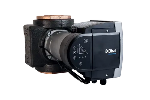 Pumpe mit schwarzem Gehäuse und grauem Motor, ausgestattet mit Tasten und Anzeige für Betriebsparameter, hergestellt von Biral.