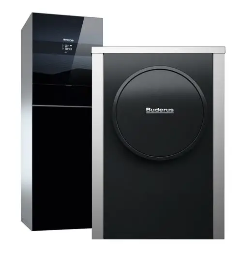 Schwarze Buderus Luft-Wasser-Wärmepumpe mit modernem Design, kombiniert mit einem Kühlschrank im gleichen Stil.