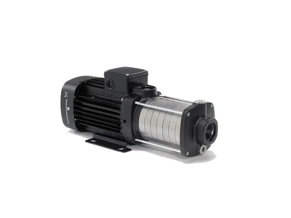 Horizontale Pumpe mit elektrischer Antriebseinheit. Grundfos-Produkt mit metallischem Gehäuse und Anschlussöffnung für Medienzufuhr.