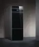 Buderus-Wärmeerzeuger in Schwarz, freistehend mit digitalem Display, geeignet für die Warmwasserbereitung. Modernes Design vor neutralem Hintergrund.
